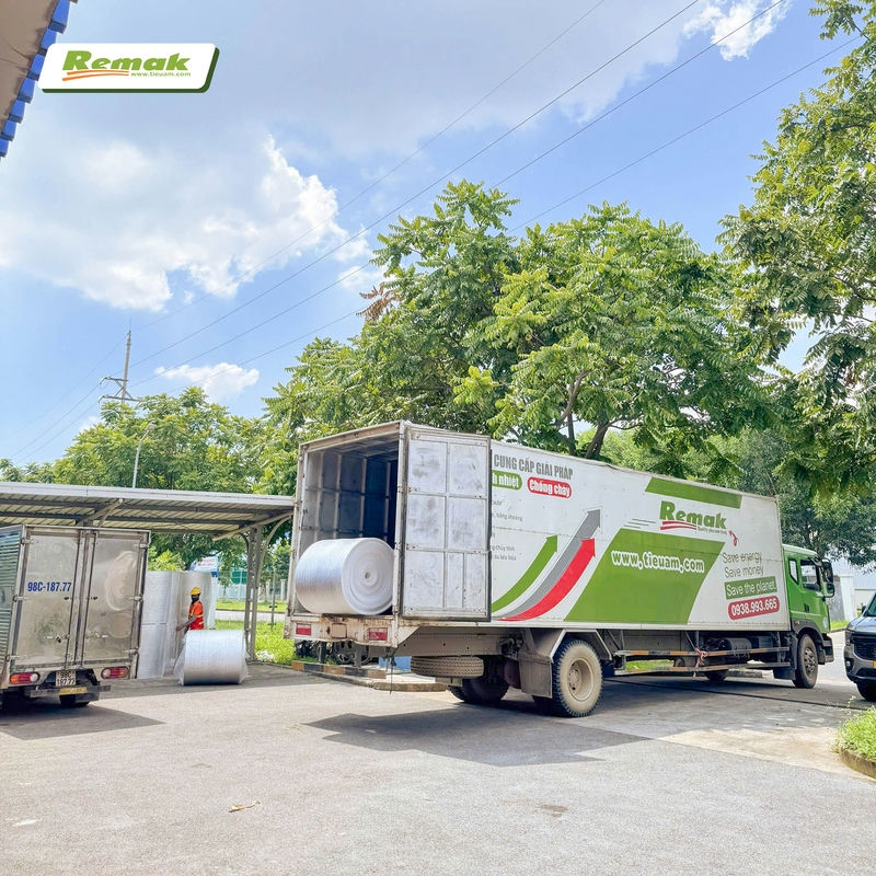 Xốp tráng bạc PE được Remak sản xuất trên dây chuyền hiện đại hàng đầu thế giới nên khả năng cách nhiệt, chống ẩm, độ bền đều cao hơn